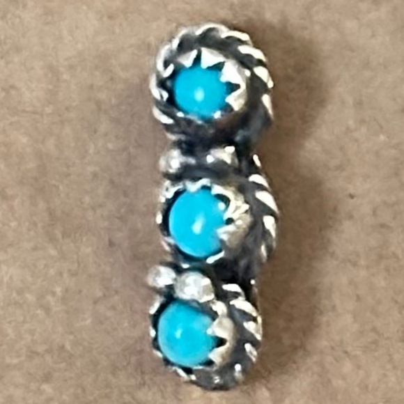 925 - Navajo crafted Sleeping Beauty Blue Turquoise. 3 round stones each earring - Picture 2 of 12